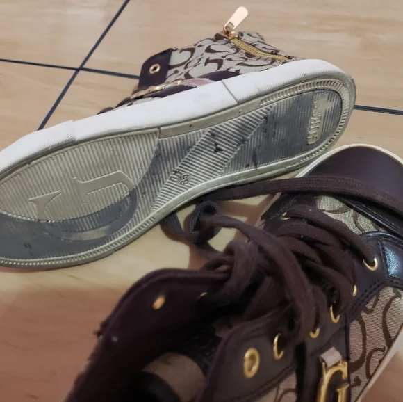 Guess sneakers for women size 6.5. - Picture 4 of 7